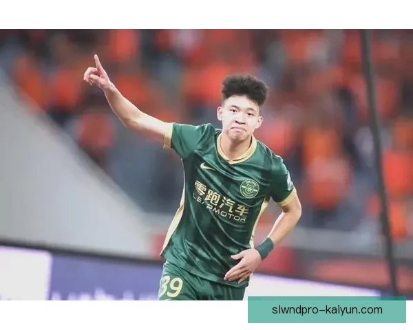 足球抢眼新星近期表现稳健，持续提升备受期待
